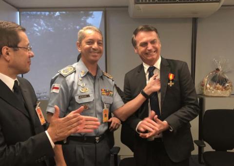 Comandante da PM do Amazonas entrega medalha a Bolsonaro em reunião 