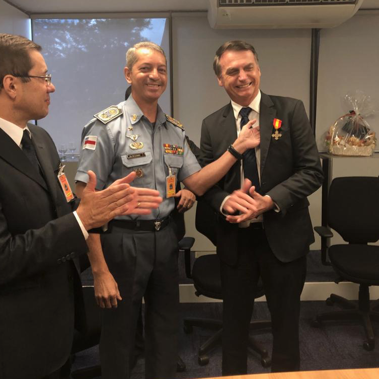 Comandante da PM do Amazonas entrega medalha a Bolsonaro em reunião 