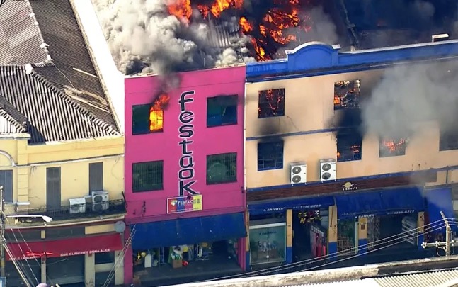 Incêndio atinge fábrica na região da Rua 25 de Março em São Paulo 