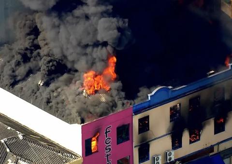 Incêndio atinge fábrica na região da Rua 25 de Março em São Paulo 