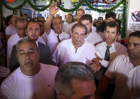 João de Deus aparece para trabalhar, mas fica apenas 10 minutos