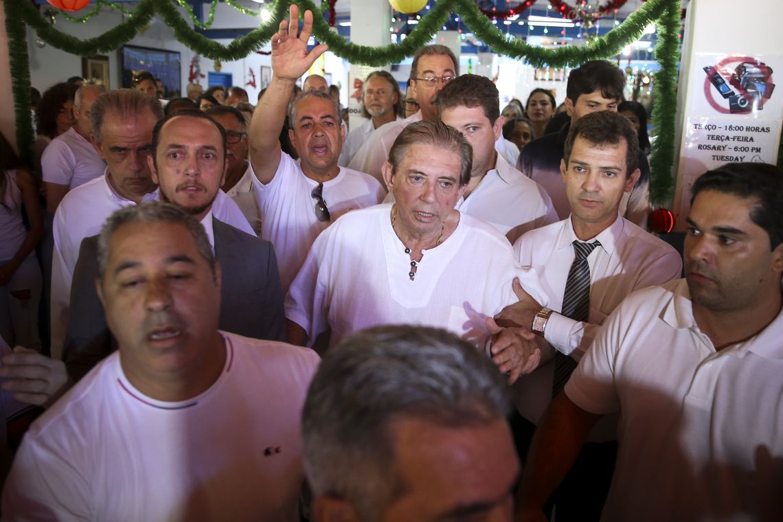 João de Deus aparece para trabalhar, mas fica apenas 10 minutos