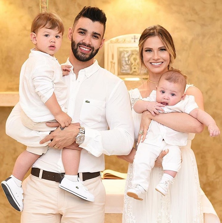 Gusttavo Lima e Andressa Suita batizam Samuel, veja fotos