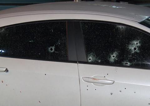 Dez criminosos fuzilam carro de empresário; veja vídeo