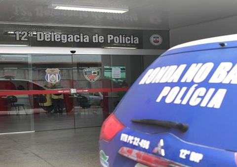 Homem é espancado por populares após ser surpreendido furtando casa em Manaus