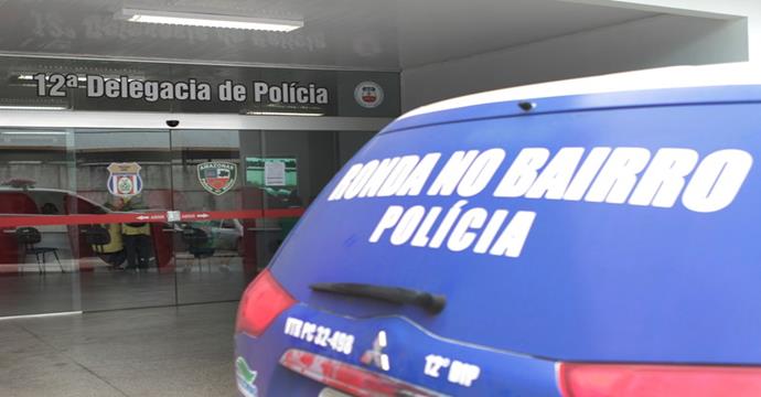 Homem é espancado por populares após ser surpreendido furtando casa em Manaus