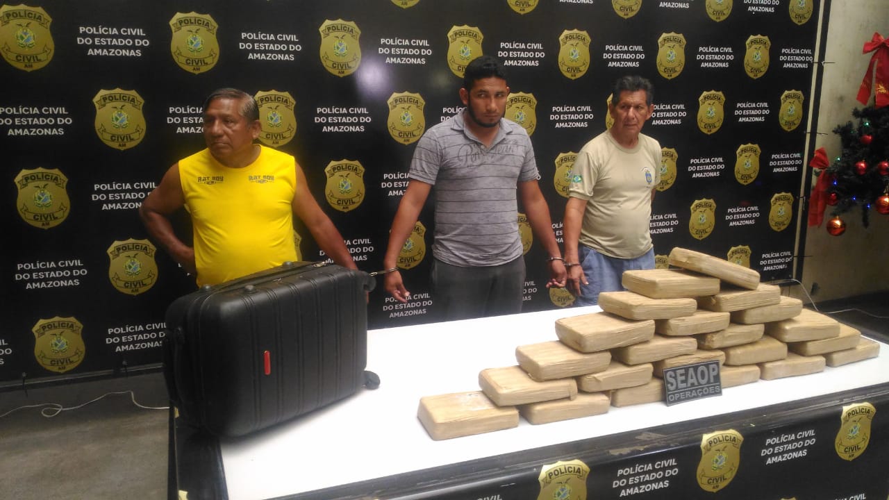 Comandante e tripulante de barco são presos transportando 24 kg de drogas para Manaus