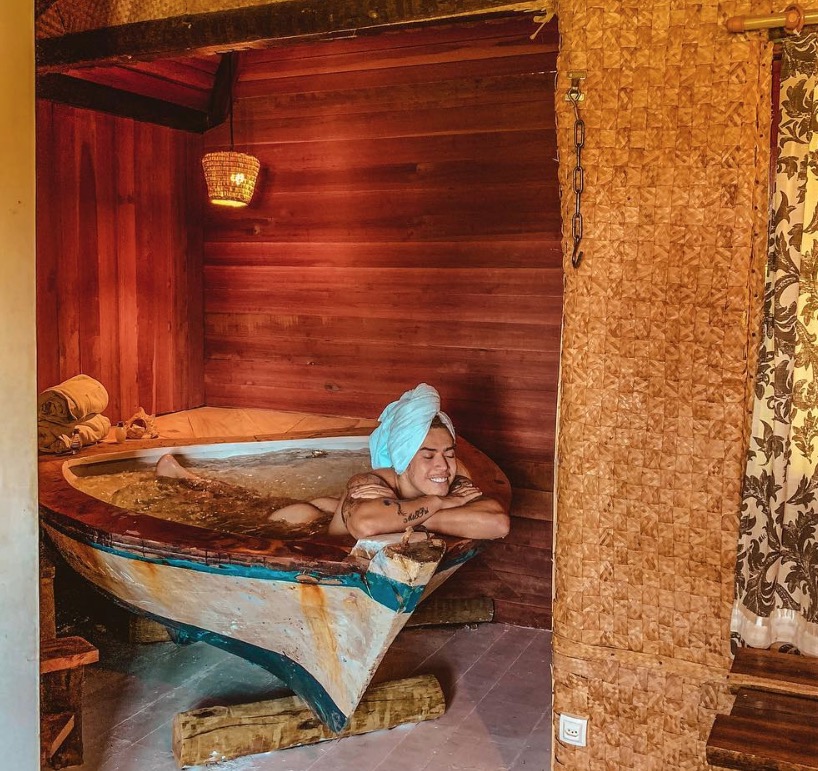 Nu, Whindersson Nunes posa com bumbum à mostra em banheira 