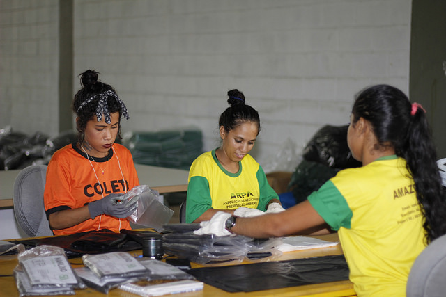 Em Manaus, catadores transformam lixo reciclável em produtos para gerar renda