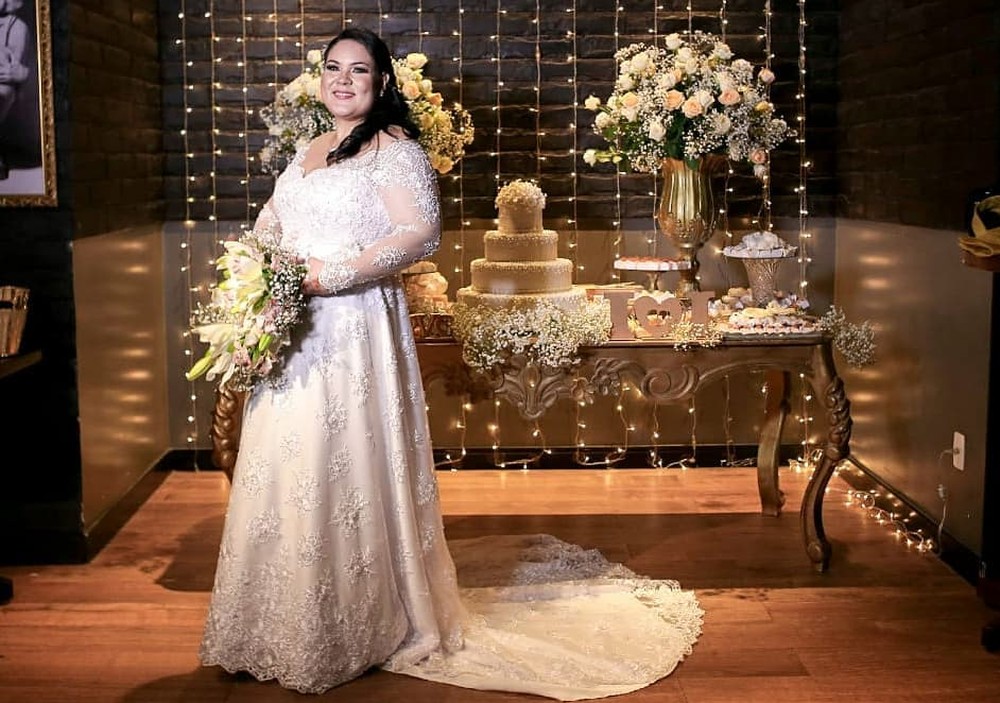 Mulher oferece recompensa por vestido roubado horas depois do casamento