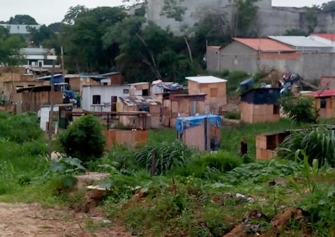 Polícia reintegra terreno invadido por famílias em Manaus 