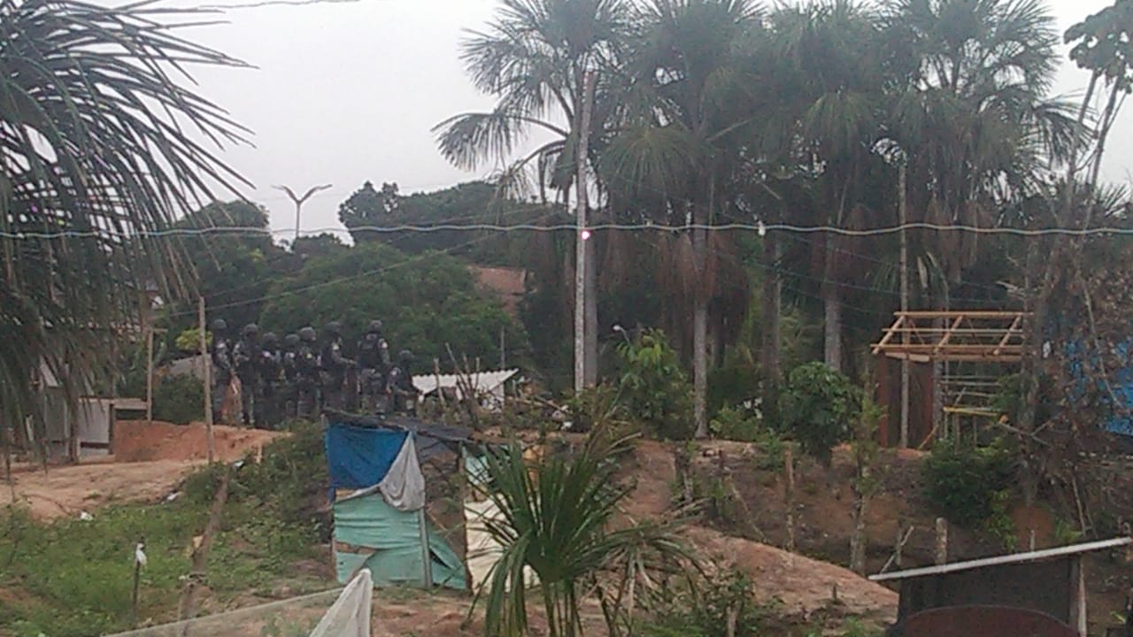 Polícia reintegra terreno invadido por famílias em Manaus 