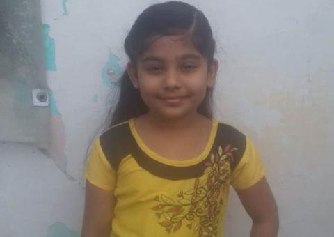 Menina 'denuncia' pai à polícia por não construir banheiro em casa