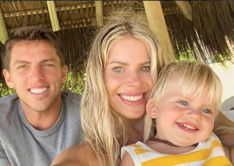 Karina Bacchi mostra fotos do casamento secreto no religioso