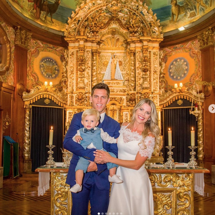 Karina Bacchi mostra fotos do casamento secreto no religioso