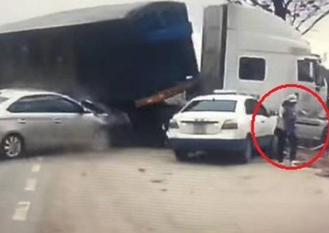 Vídeo chocante mostra mulher com bebê escapando por um triz de caminhão desgovernado