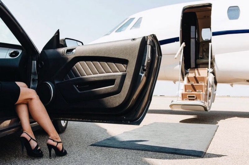 Ex-BBB termina namoro com bilionário após família do rapaz bloquear cartões e jatinho