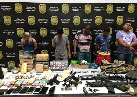 Grupo suspeito de tráfico é preso com submetralhadoras, carro de luxo e R$ 32 mil em Manaus