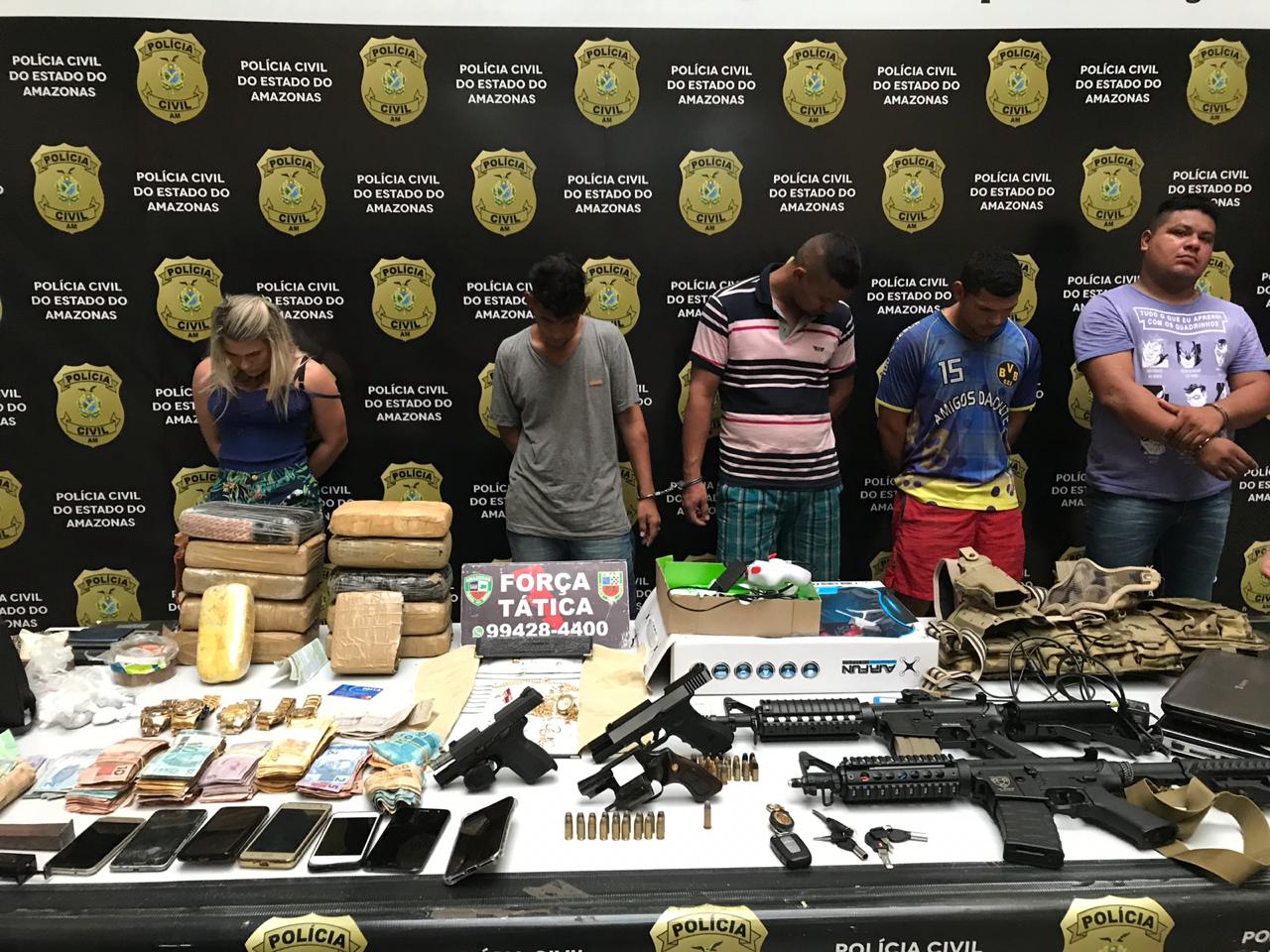 Grupo suspeito de tráfico é preso com submetralhadoras, carro de luxo e R$ 32 mil em Manaus