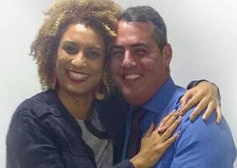 Polícia cumpre mandados na casa de vereador suspeito de planejar morte de Marielle