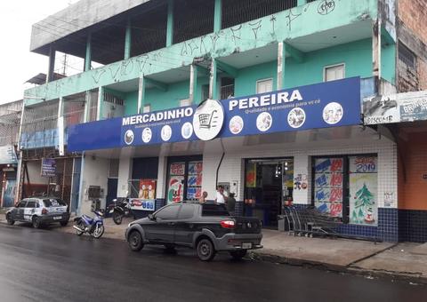 Adolescentes invadem mercadinho e fazem funcionários reféns em Manaus