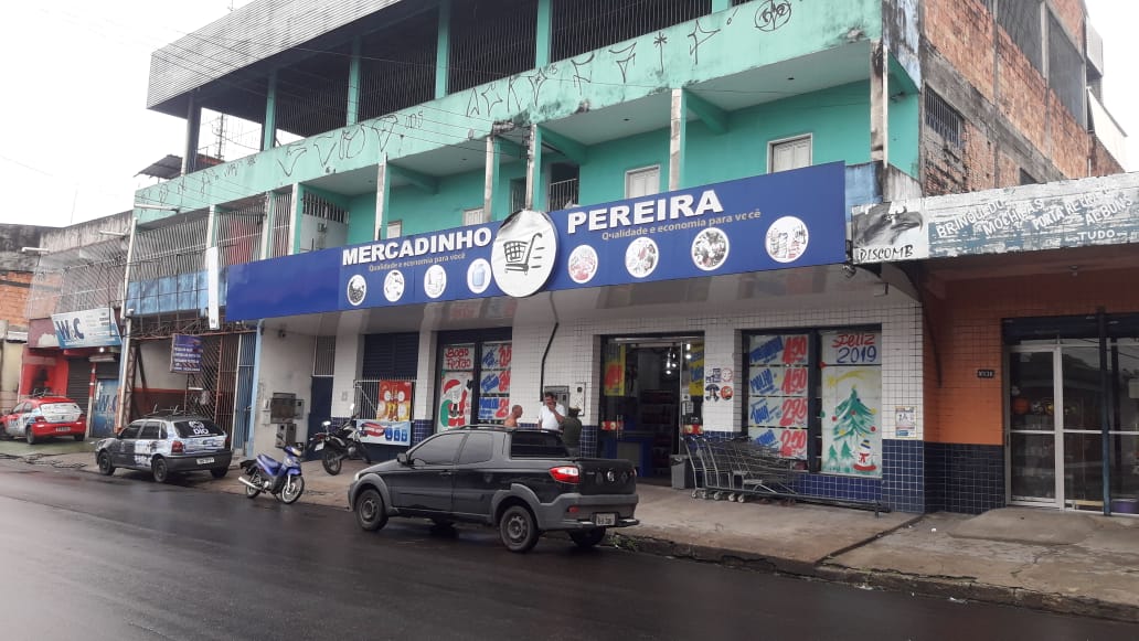 Adolescentes invadem mercadinho e fazem funcionários reféns em Manaus