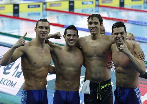 Com direito a recorde mundial, Brasil conquista ouro no revezamento 4x200 na China 