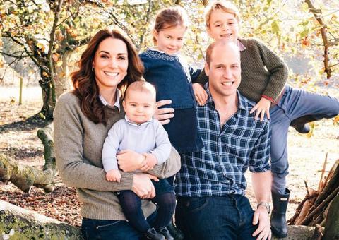 Família Real divulga foto em clima de Natal de Príncipe William, Kate e os três filhos