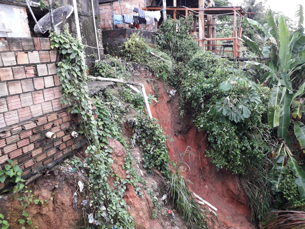 Muro desaba e barranco desmorona durante forte chuva em Manaus