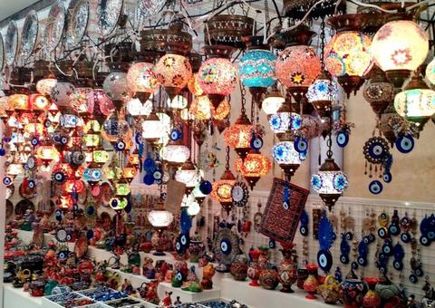 Artesãos da Feira Nações & Artes arrecadam brinquedos e roupas para a Casa Vhida 