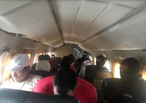 Detento tenta suicídio durante transferência para presídio de Manaus