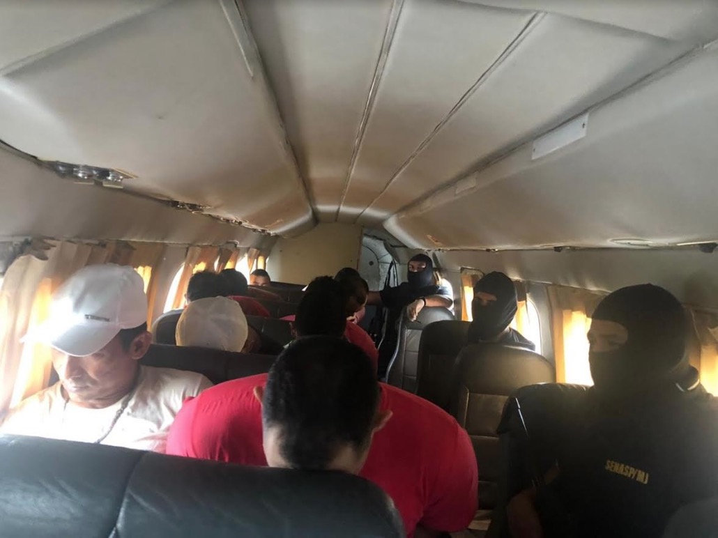 Detento tenta suicídio durante transferência para presídio de Manaus