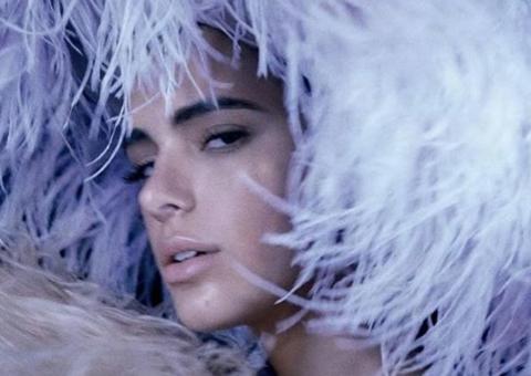 Mais sarada do que nunca, Bruna Marquezine é capa de revista em Portugal