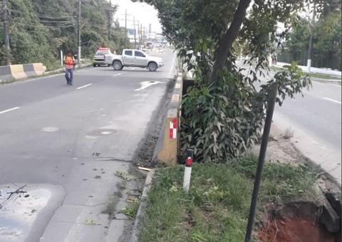 Parte da Avenida Torquato Tapajós é interditada após deslizamento de terra