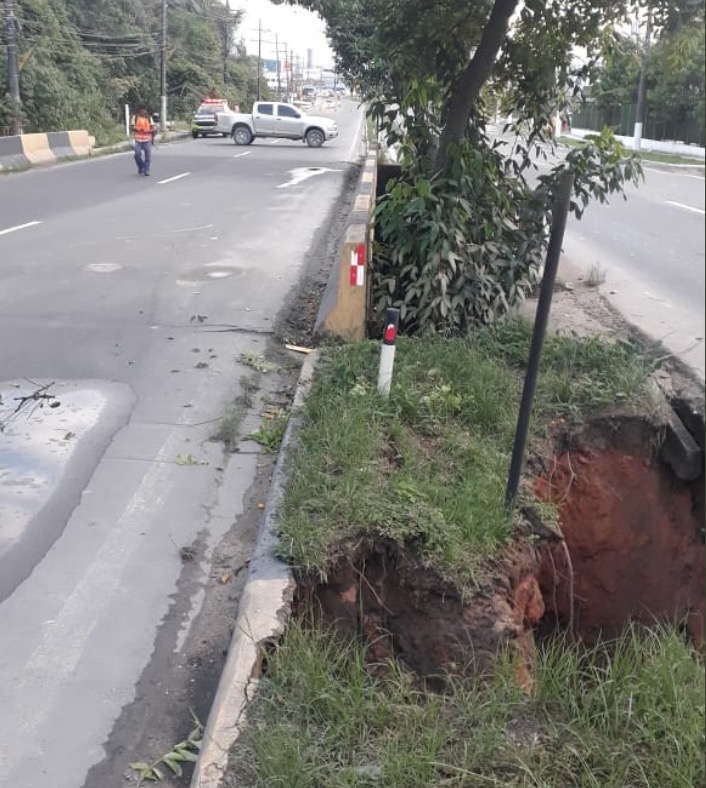 Parte da Avenida Torquato Tapajós é interditada após deslizamento de terra