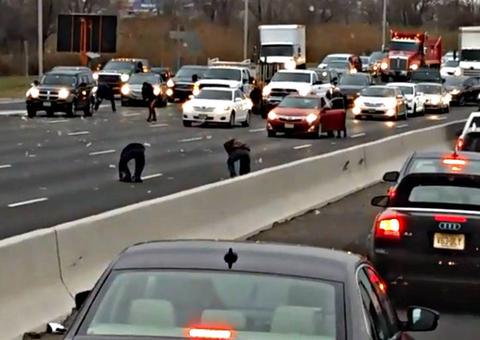 Carro deixa cair US$ 500 mil em estrada dos EUA e causa alvoroço entre motoristas 