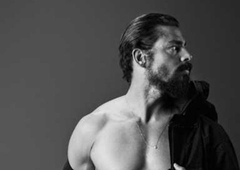  Cauã Reymond posa de cueca branca e 'volume' chama atenção de seguidoras