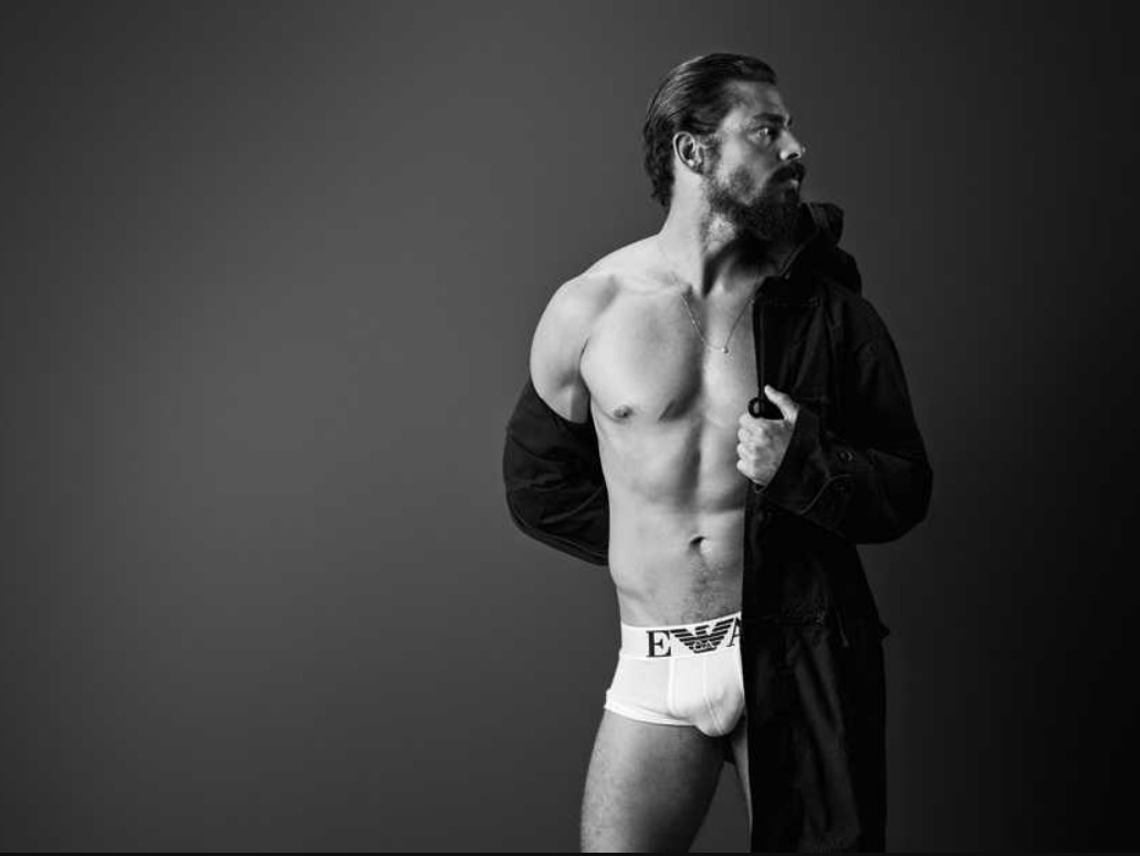  Cauã Reymond posa de cueca branca e 'volume' chama atenção de seguidoras