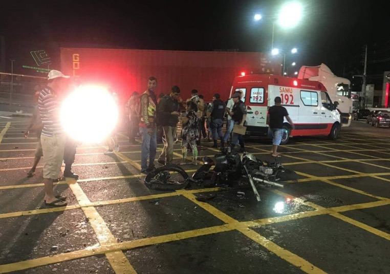 Motociclista morre ao ser atropelado por carro desgovernado em avenida de Manaus