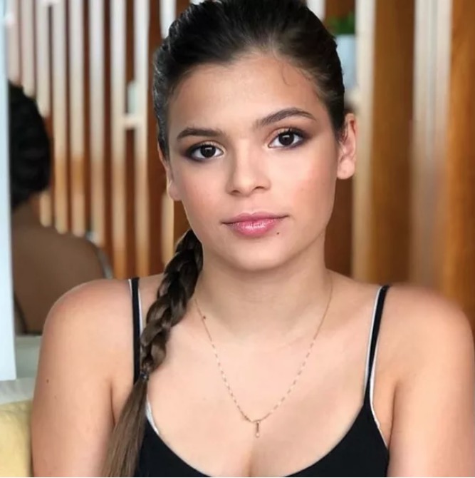 Aos 16 anos, irmã de Bruna Marquezine posa maquiada e ganha elogios