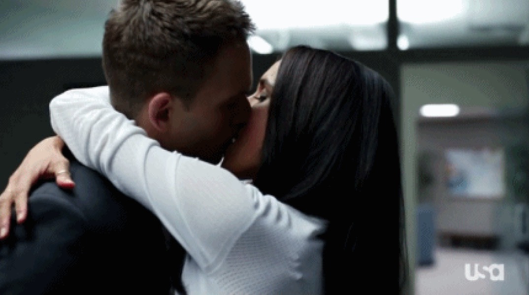 Beijo entre colegas no ambiente de trabalho não é motivo para justa causa