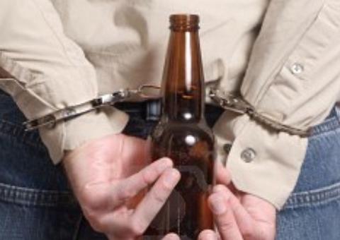 Motorista é preso após bater em poste e mostrar cerveja para a Polícia