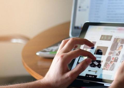 Homem acha TV roubada à venda na web, marca encontro com suspeito e 3 são presos