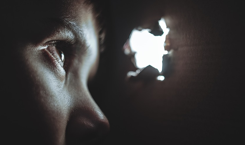 Criança de 3 anos assiste próprio pai cometendo suicídio após matar a mãe