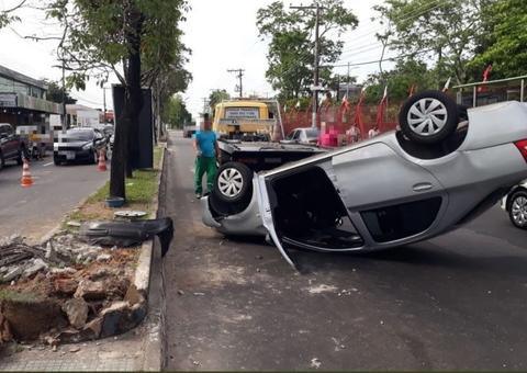 Em alta velocidade, carro capota e tomba poste em Manaus