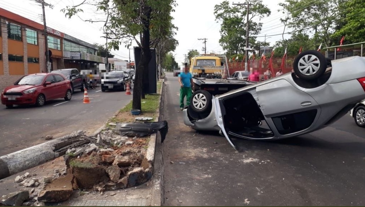 Em alta velocidade, carro capota e tomba poste em Manaus