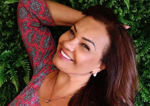  Aos 61, Solange Couto posa de seios à mostra com marido 30 anos mais novo