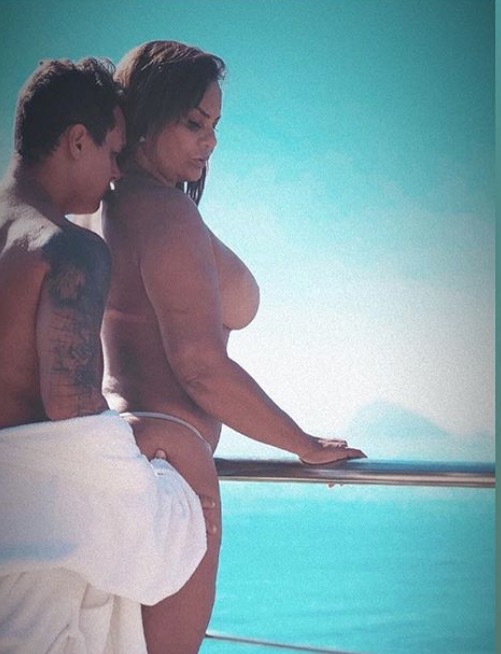  Aos 61, Solange Couto posa de seios à mostra com marido 30 anos mais novo