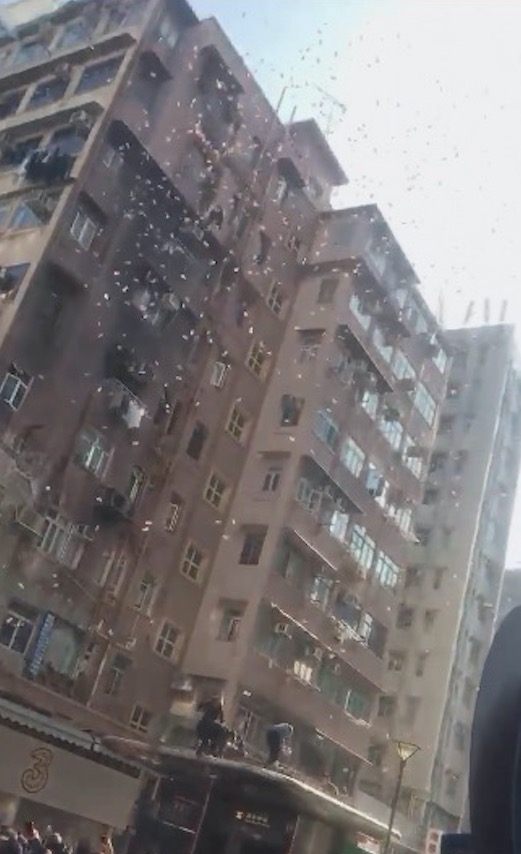 Polícia de Hong Kong prende homem que jogou fora dinheiro do alto de um prédio