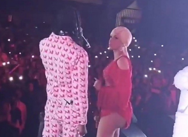 Após traição, rapper ex-marido de Cardi B invade palco pedindo perdão da cantora